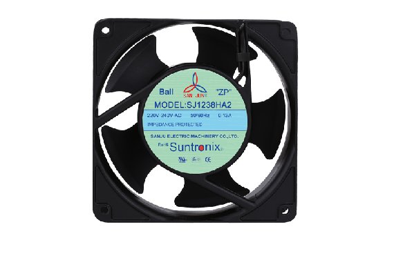 Automatic regulating device for reducing noise of computer fan