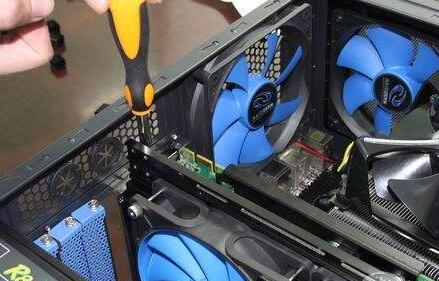 A heat dissipation fan is arrange in that space above the idle PCI slot to dissipate heat